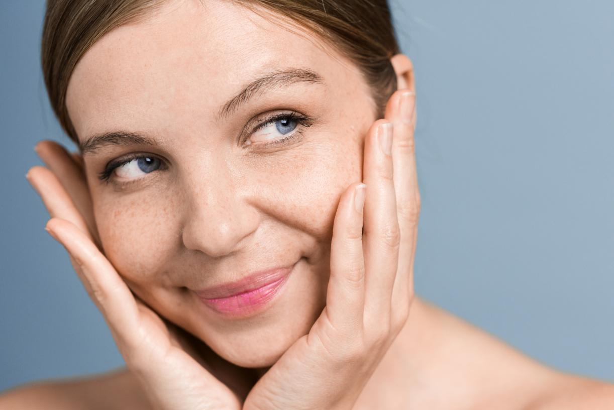 ochi close-up cu sprancene si gene rare